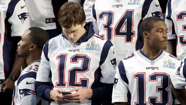 tom-brady-cell-phone.jpg